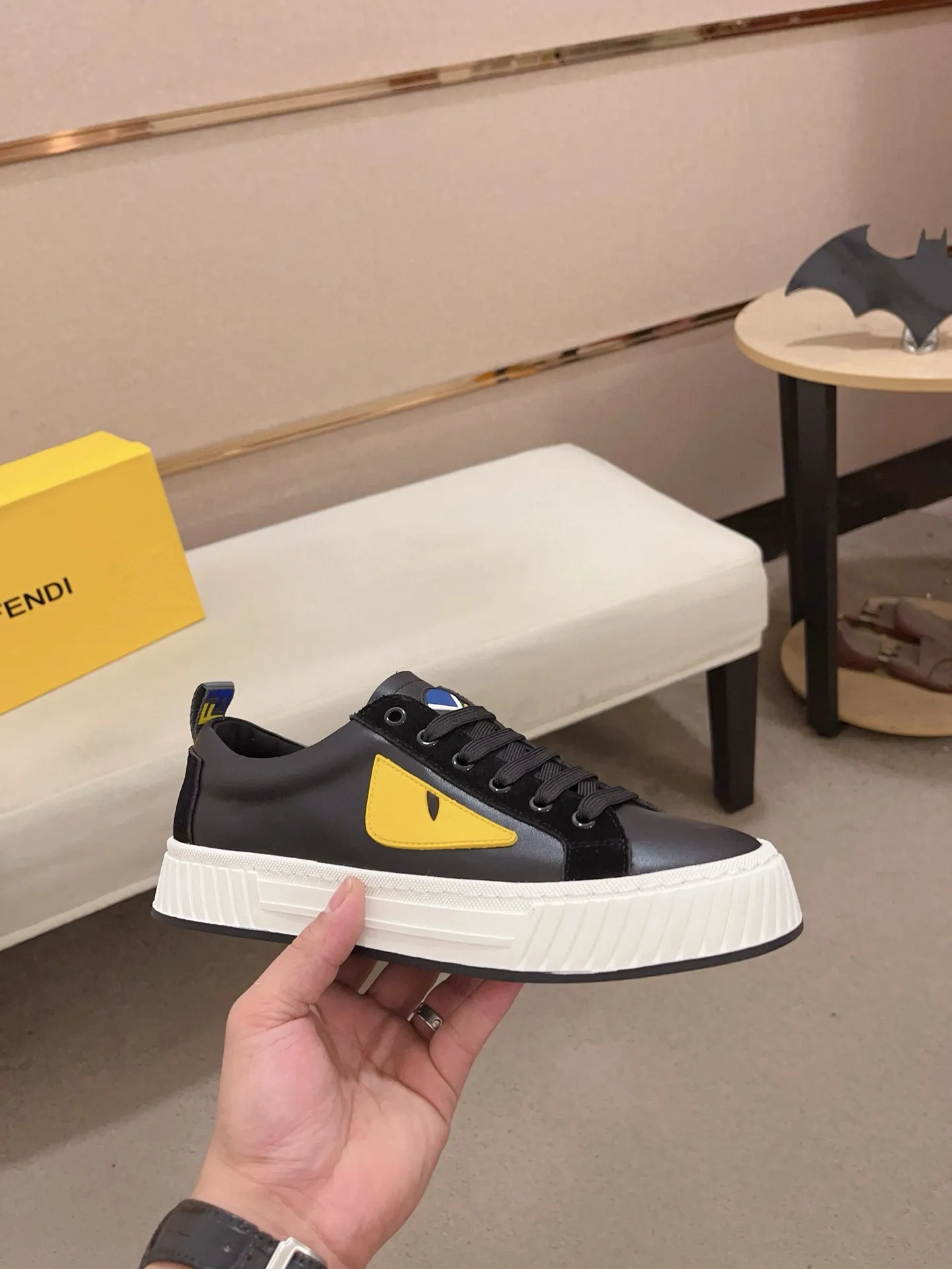 Men's shoes💰: 400💰[Fendi] Fendi's latest casual shoes for men! Available at counters simultaneously! A one-to-one replica of the original. All imported official website one-to-one cowhide fabric. The interior is made of top-grade sheepskin, and the original factory-supplied rubber outsole is used. Leading new fashion concepts. Matching code: 38-44. (can be customized for 45 non-refundable)